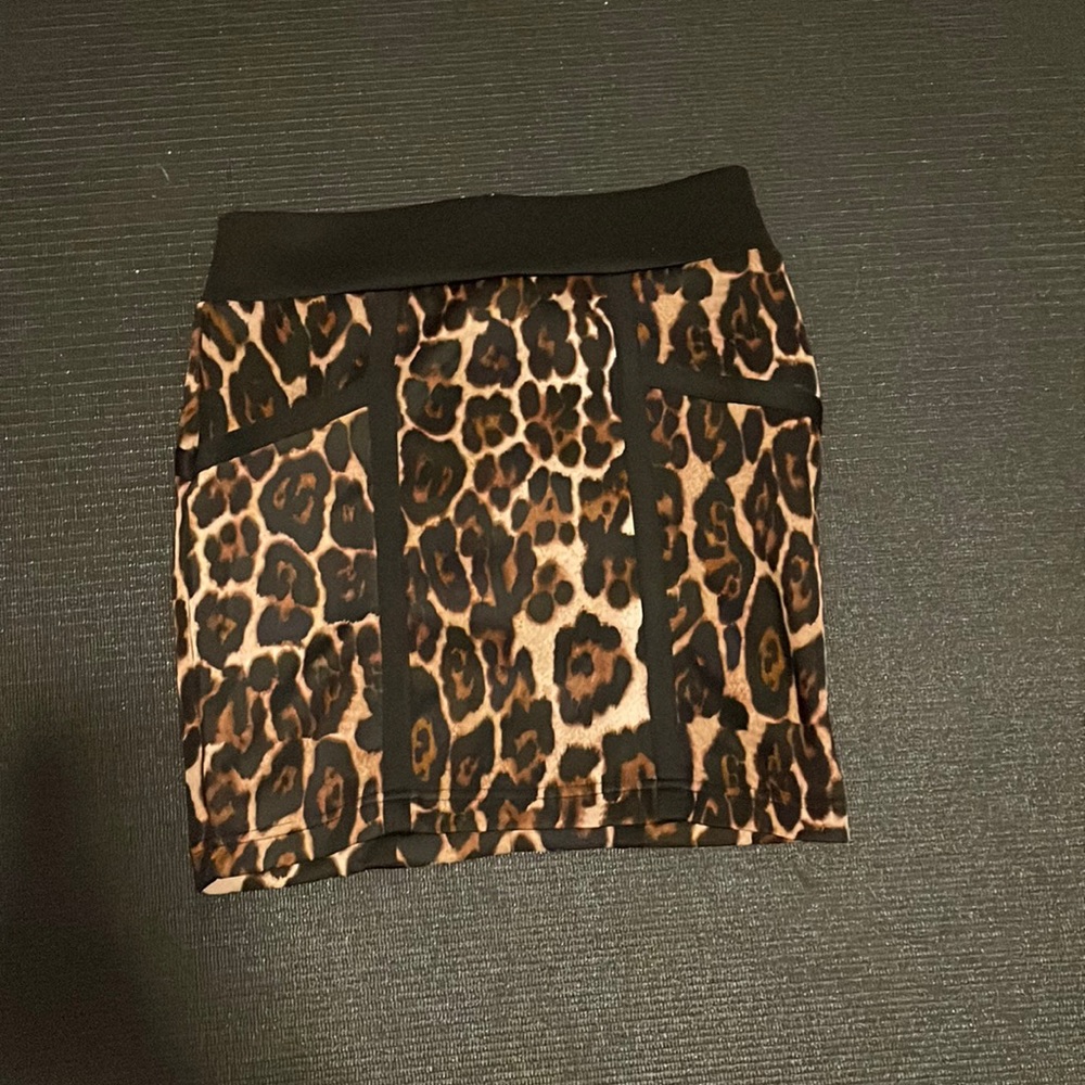 Bebe 2B cheetah skirt size medium super cute